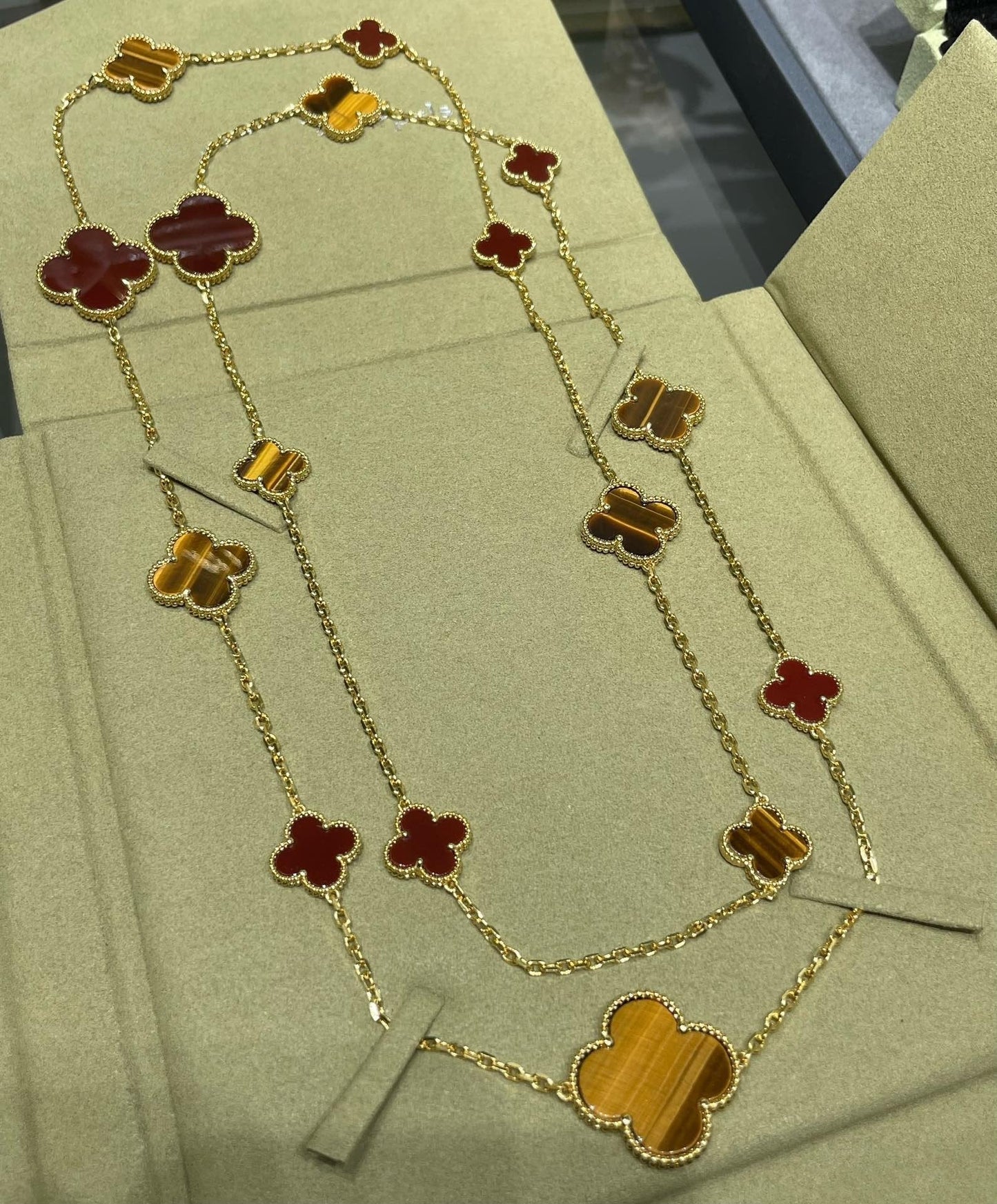 [Liorra]CLOVER 16 MOTIF CARNELIAN TIGER EYE Liorra GOLD NECKLACE