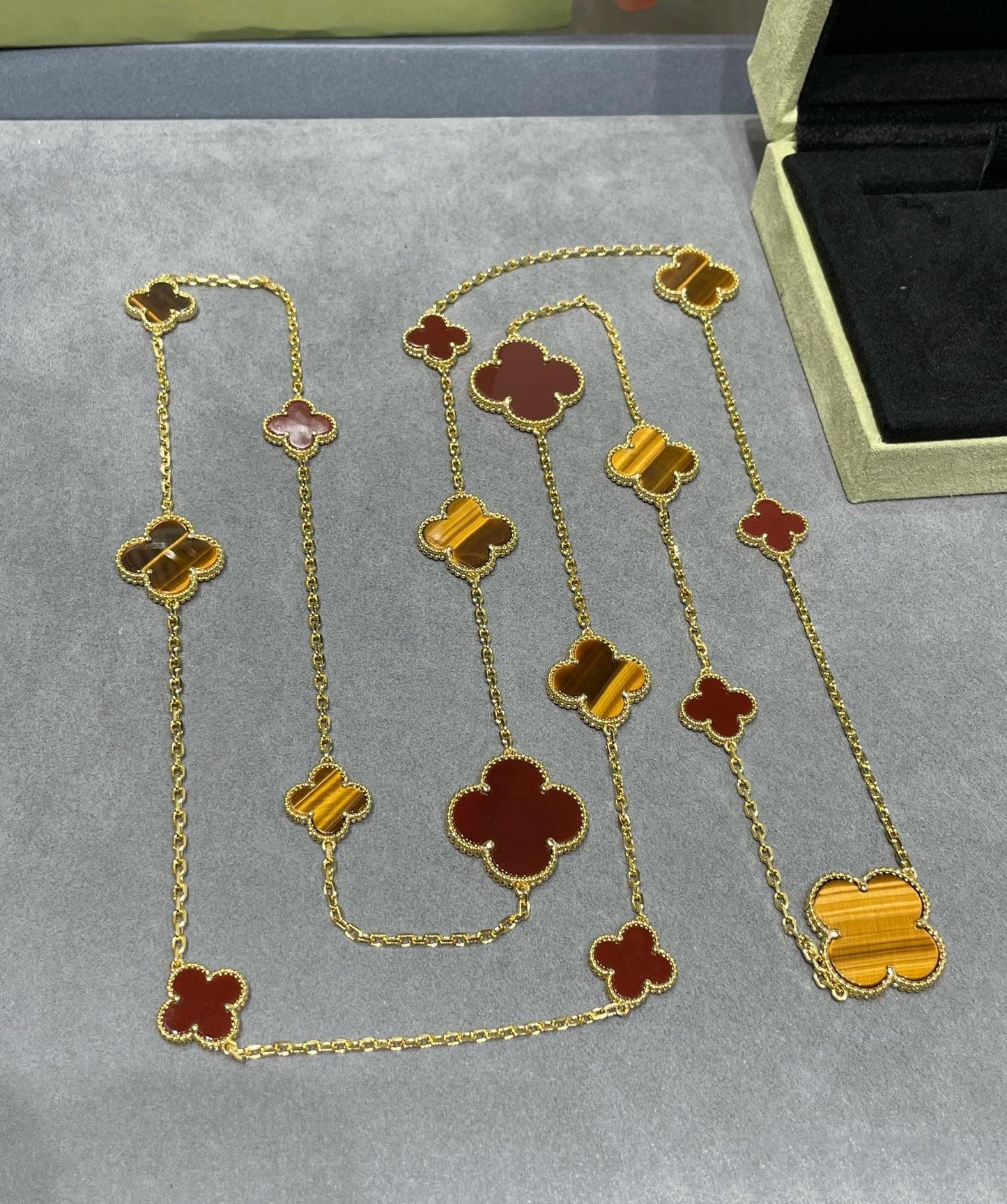 [Liorra]CLOVER 16 MOTIF CARNELIAN TIGER EYE Liorra GOLD NECKLACE