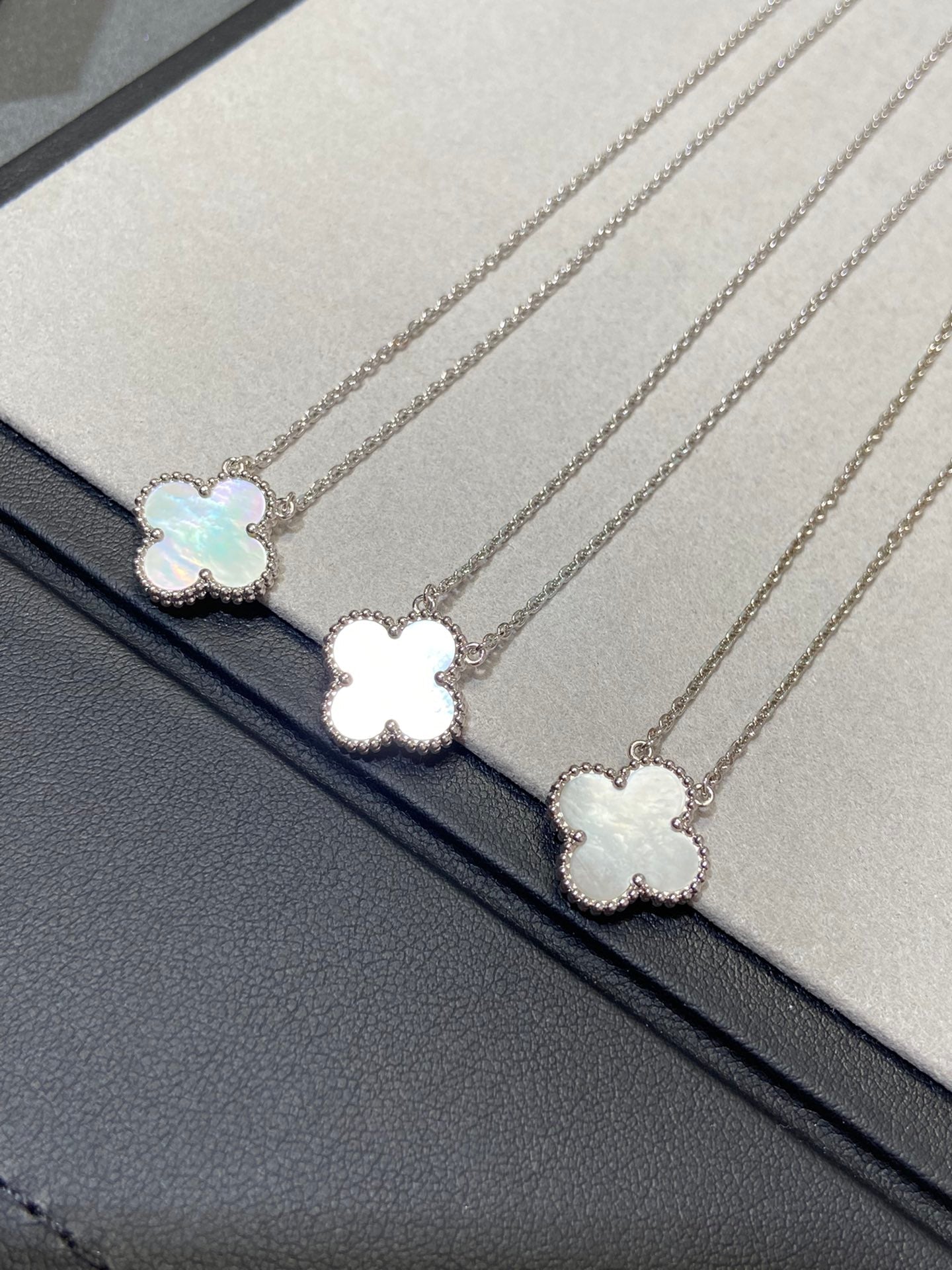 [Liorra]CLOVER MEDIUM SILVER WHITE MOP NECKLACE