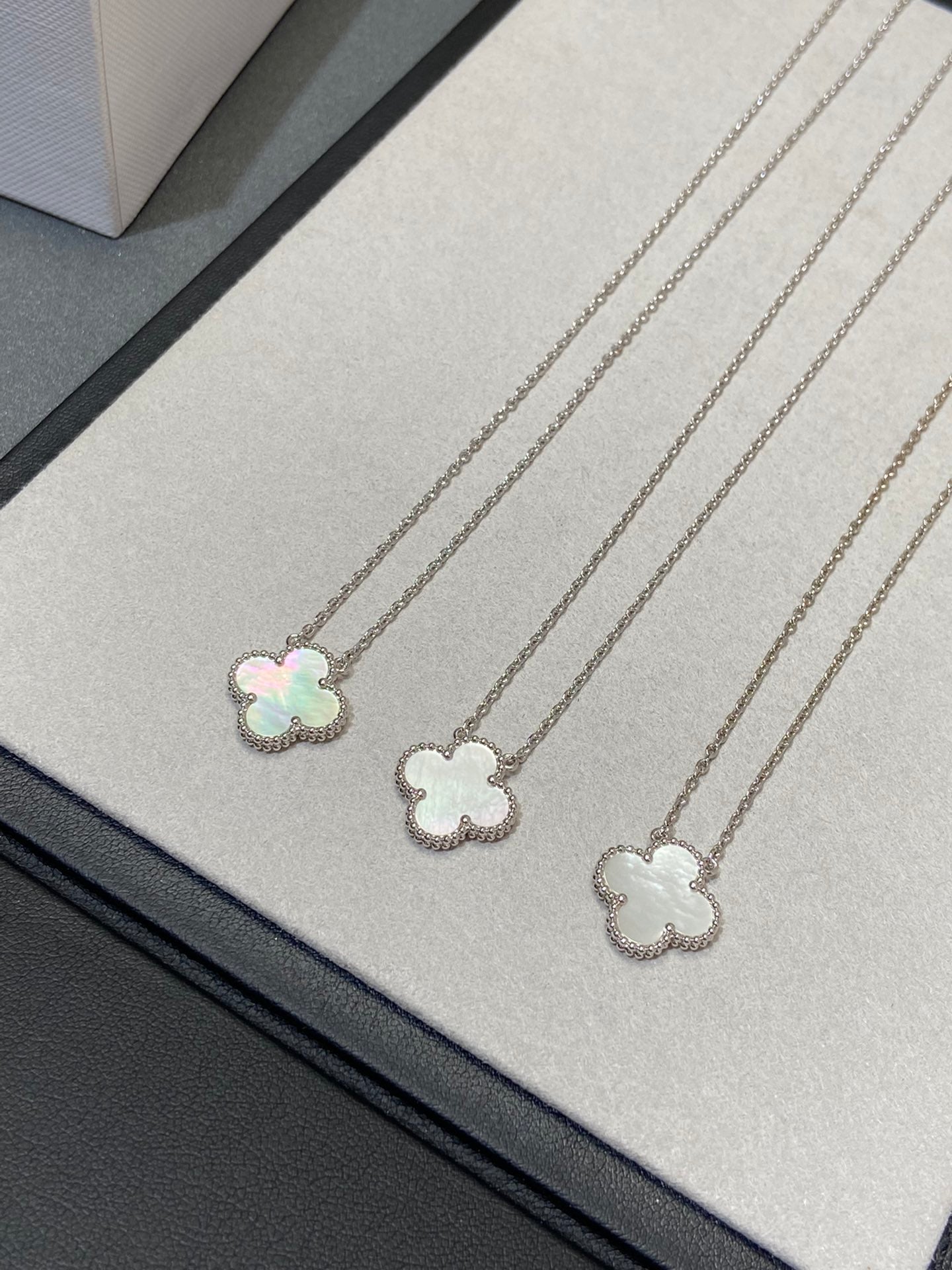 [Liorra]CLOVER MEDIUM SILVER WHITE MOP NECKLACE