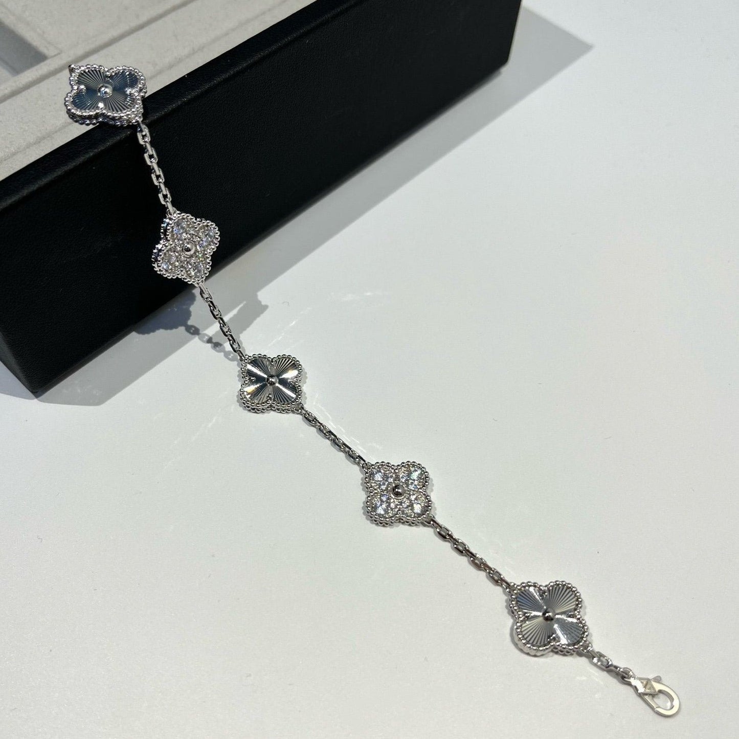 [Liorra] CLOVER 5 MOTIF LASER BRACELET COLLECTION