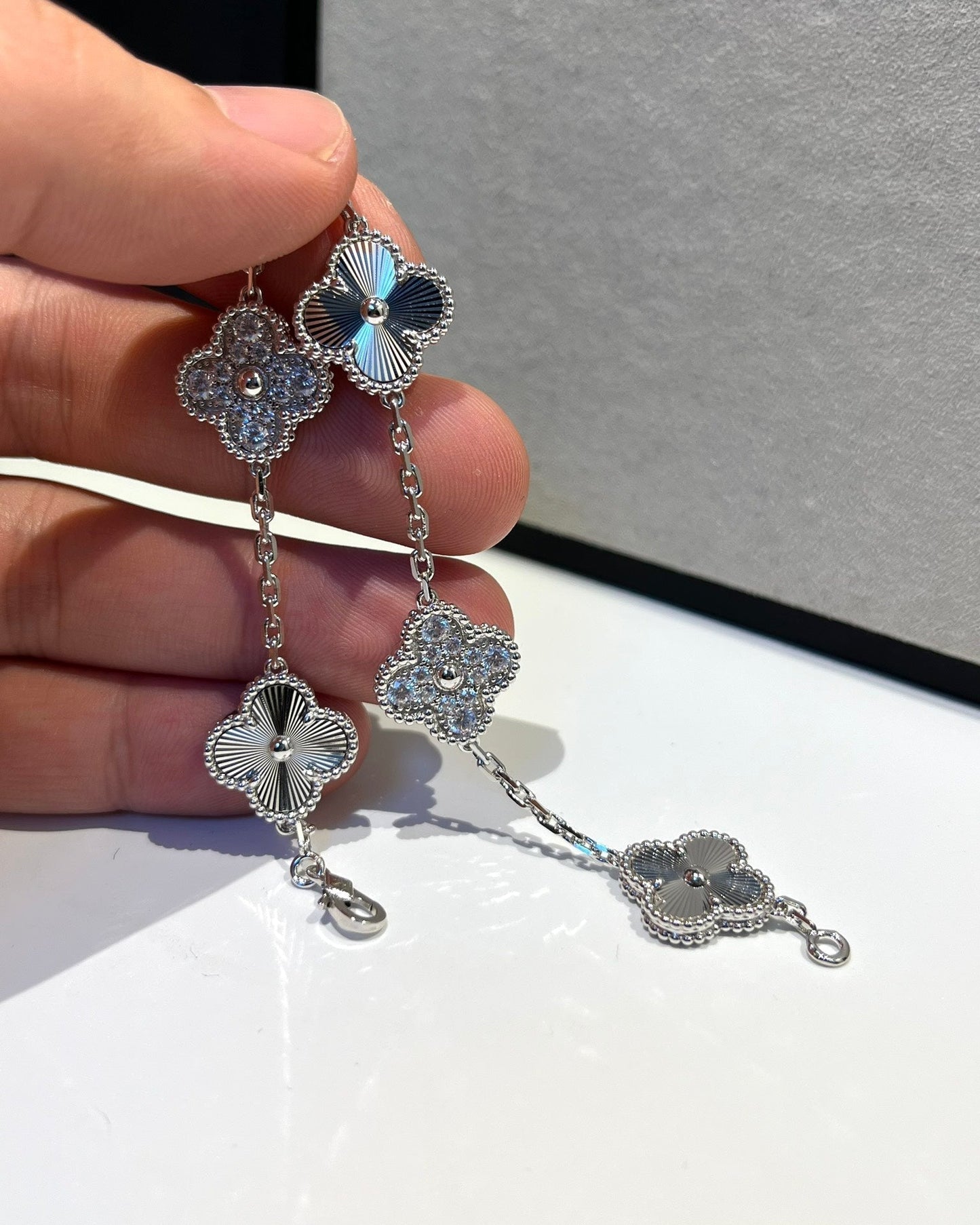 [Liorra] CLOVER 5 MOTIF LASER BRACELET COLLECTION
