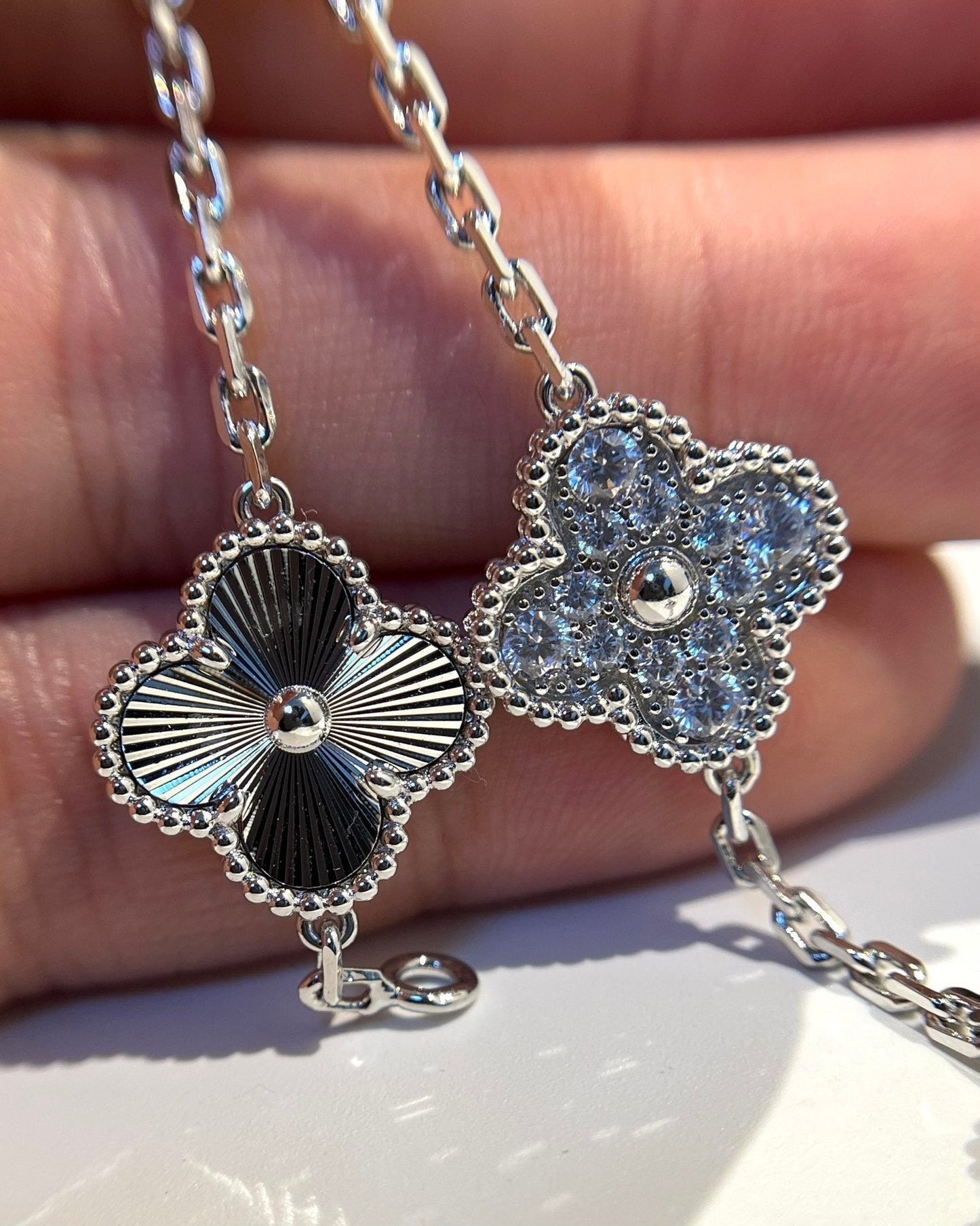 [Liorra] CLOVER 5 MOTIF LASER BRACELET COLLECTION