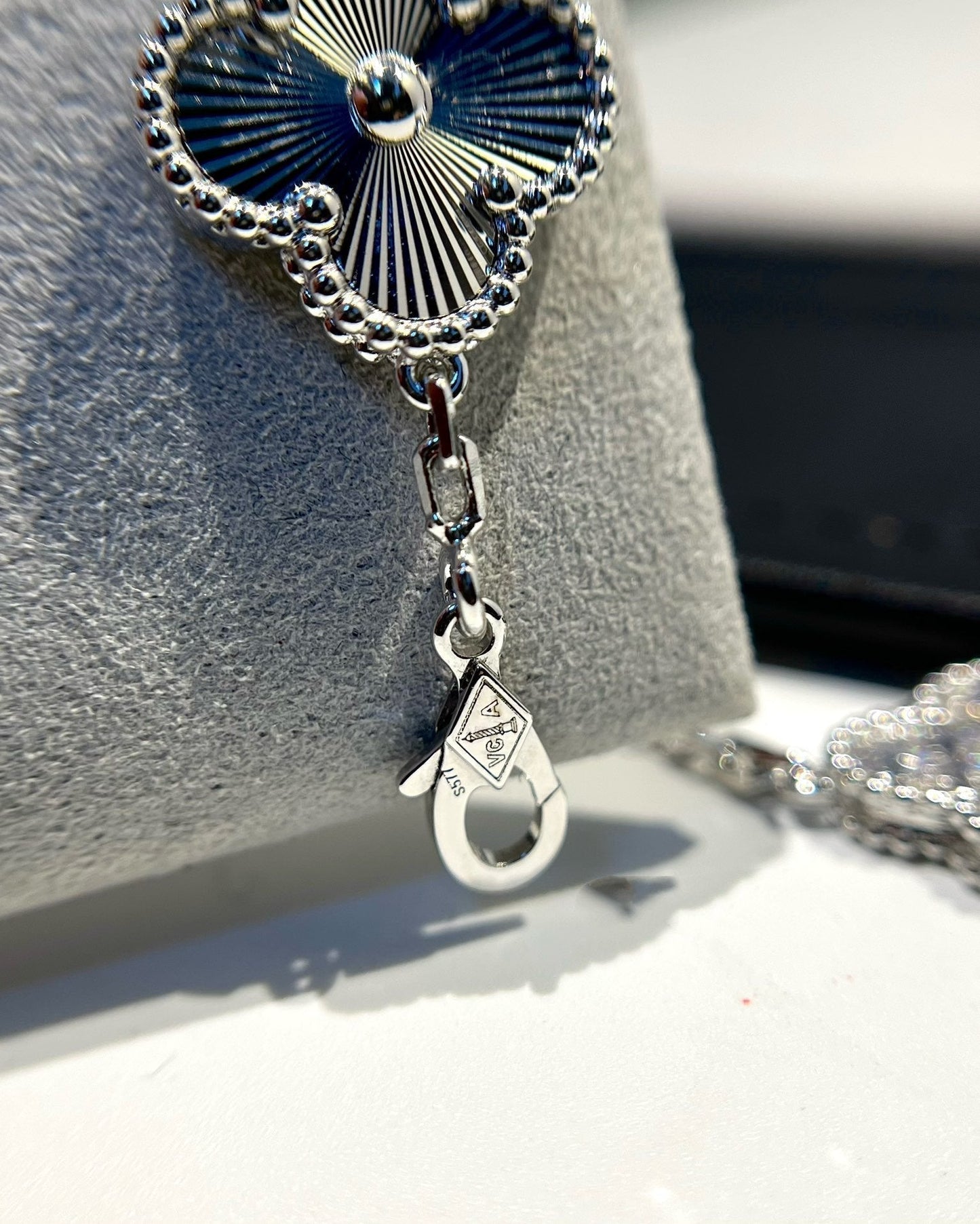[Liorra] CLOVER 5 MOTIF LASER BRACELET COLLECTION