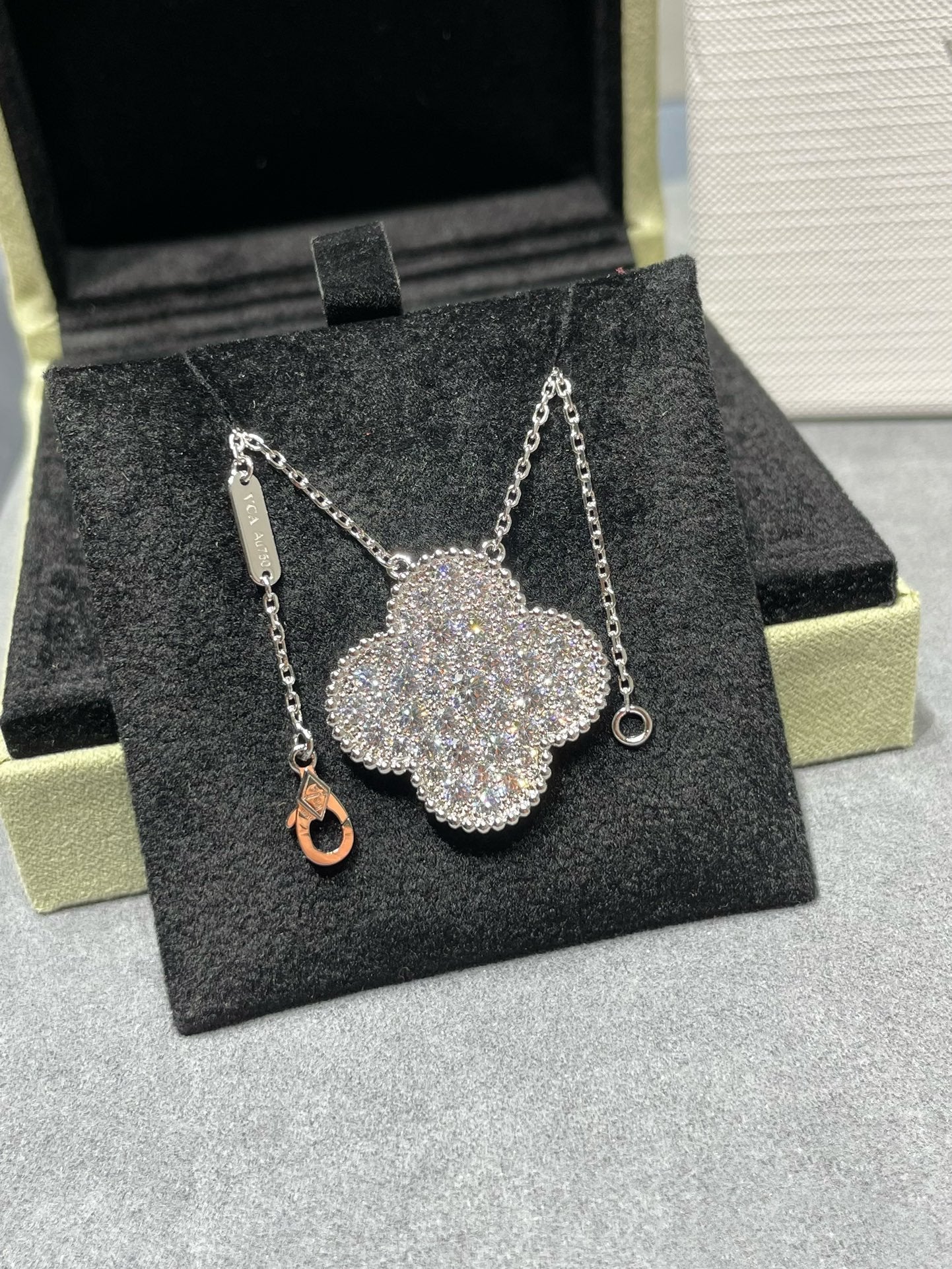 [Liorra]CLOVER 25MM LARGE PENDANT DIAMOND PAVED SILVER NECKLACE