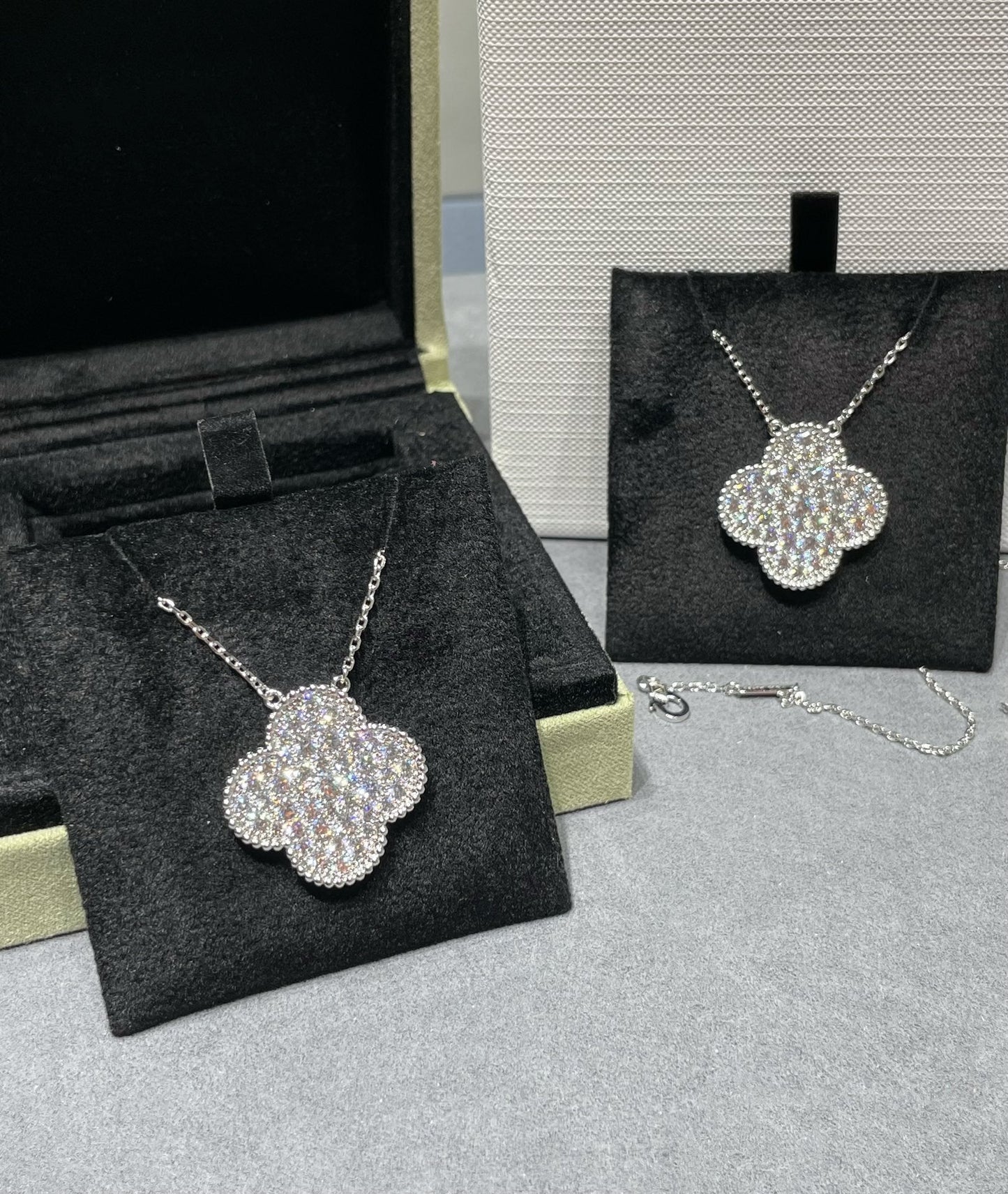 [Liorra]CLOVER 25MM LARGE PENDANT DIAMOND PAVED SILVER NECKLACE