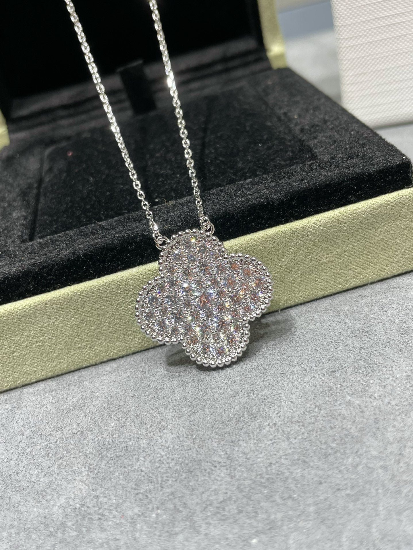 [Liorra]CLOVER 25MM LARGE PENDANT DIAMOND PAVED SILVER NECKLACE