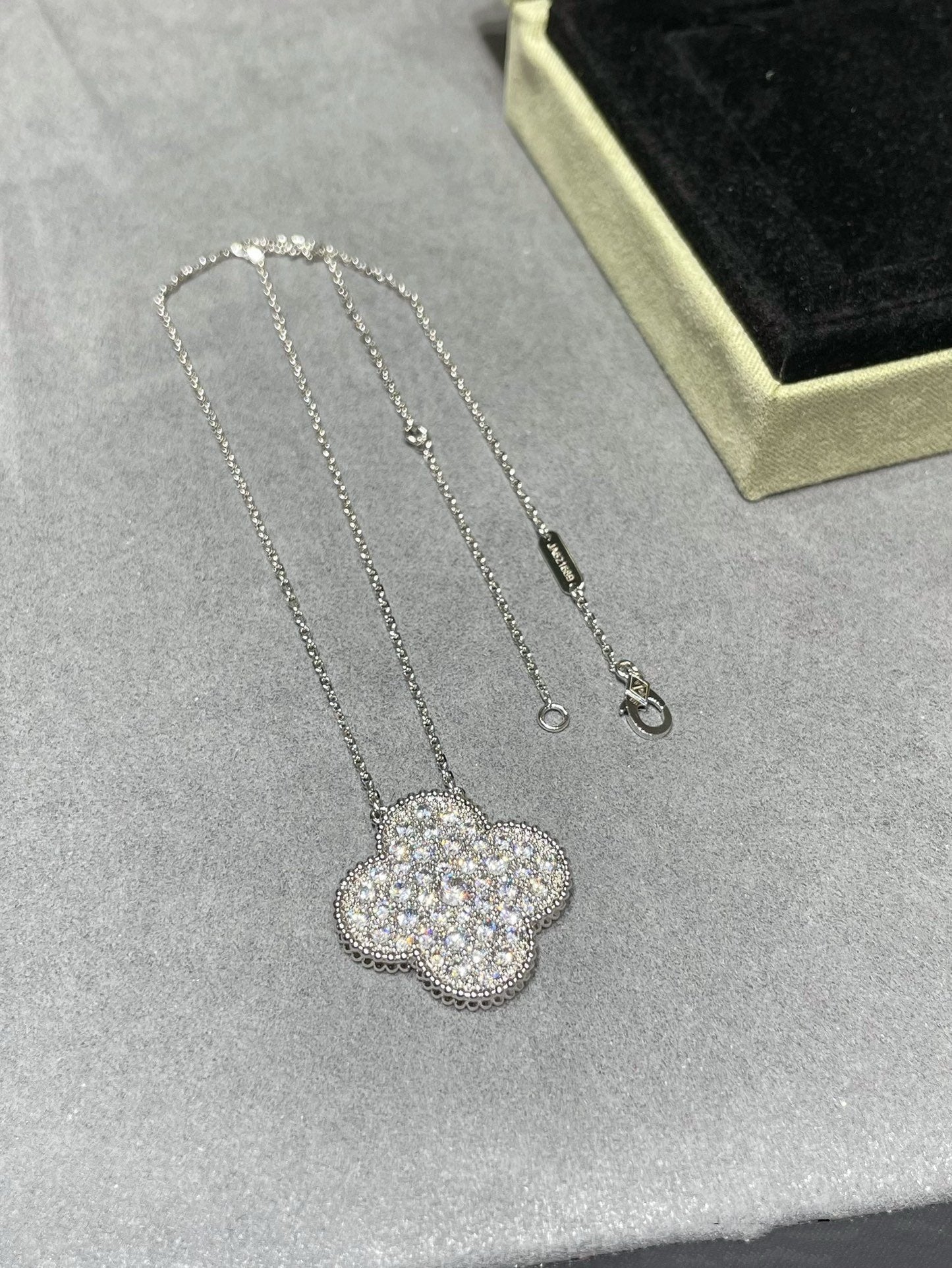 [Liorra]CLOVER 25MM LARGE PENDANT DIAMOND PAVED SILVER NECKLACE