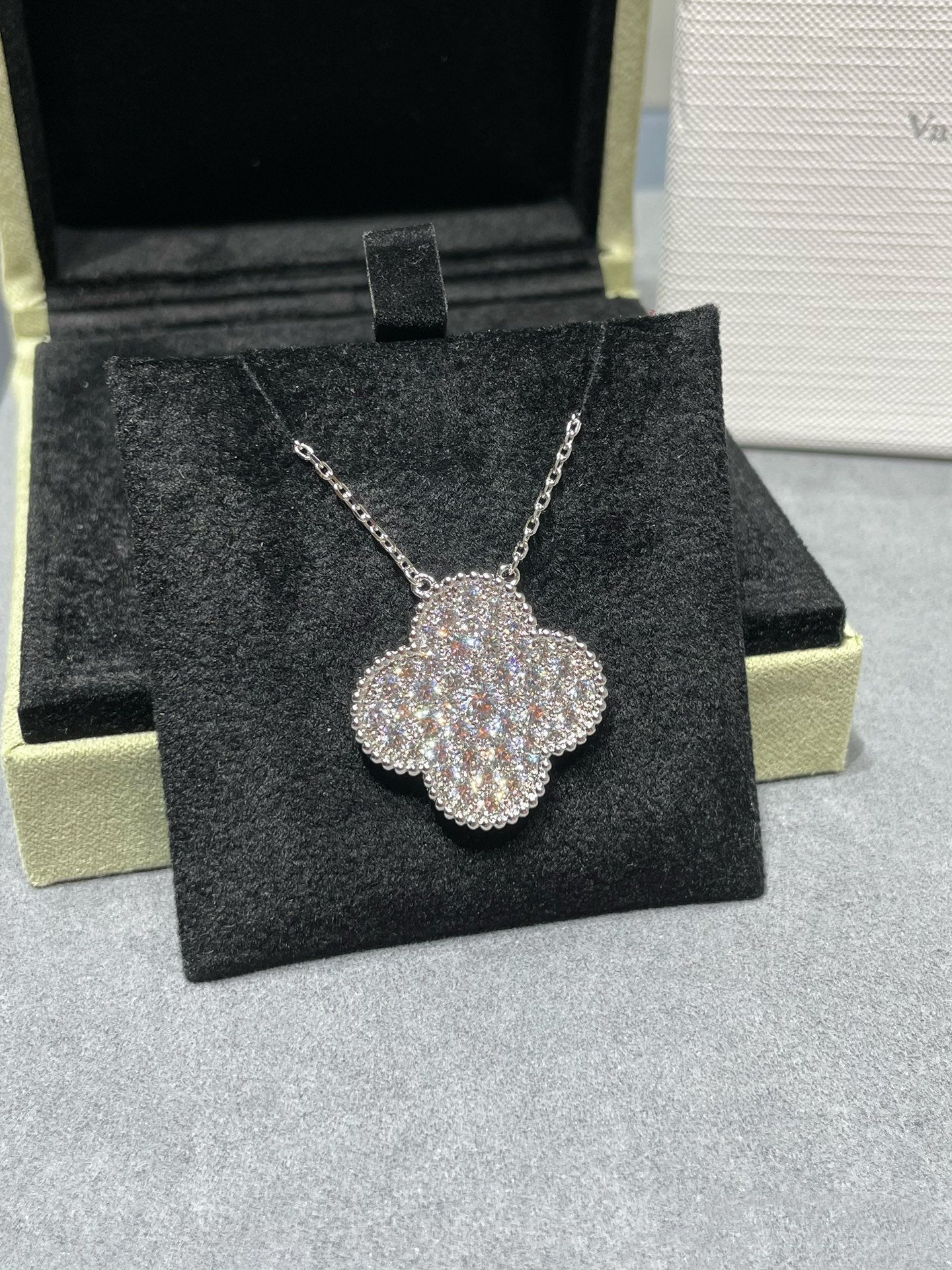 [Liorra]CLOVER 25MM LARGE PENDANT DIAMOND PAVED SILVER NECKLACE