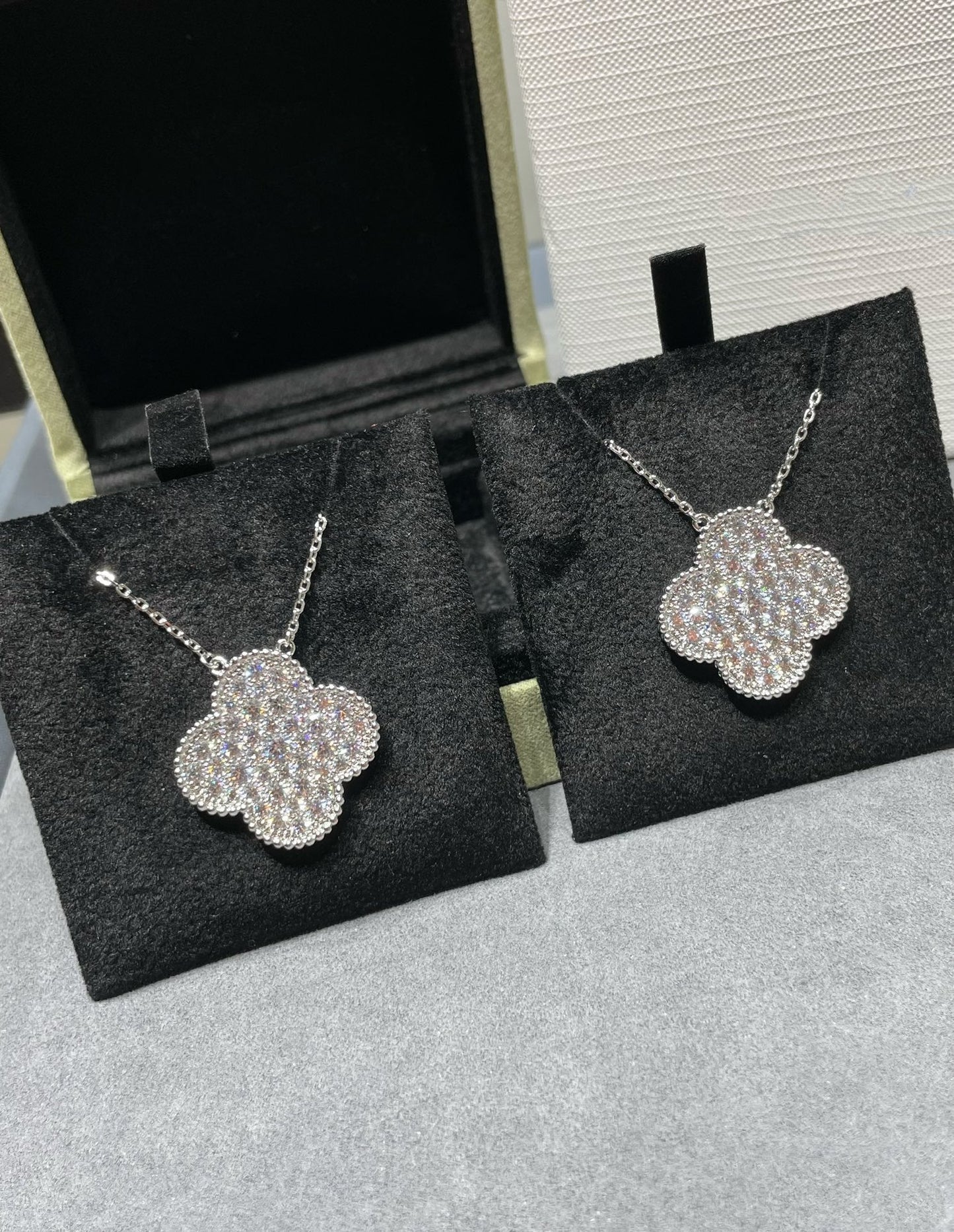 [Liorra]CLOVER 25MM LARGE PENDANT DIAMOND PAVED SILVER NECKLACE