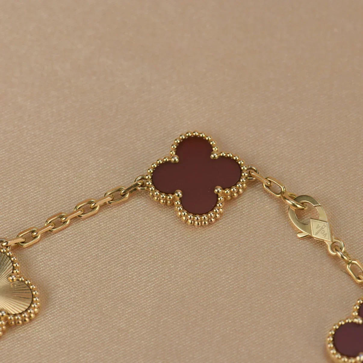 [Liorra] CLOVER 5 MOTIF RED CORNELIAN BRACELET COLLECTION