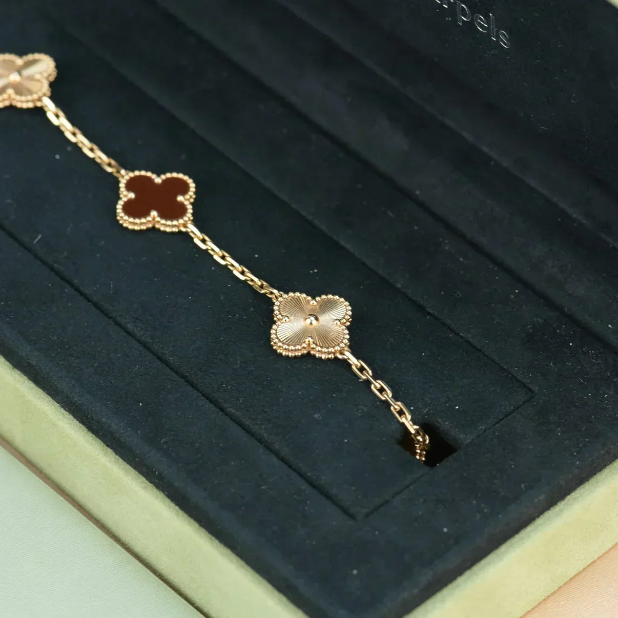 [Liorra] CLOVER 5 MOTIF RED CORNELIAN BRACELET COLLECTION