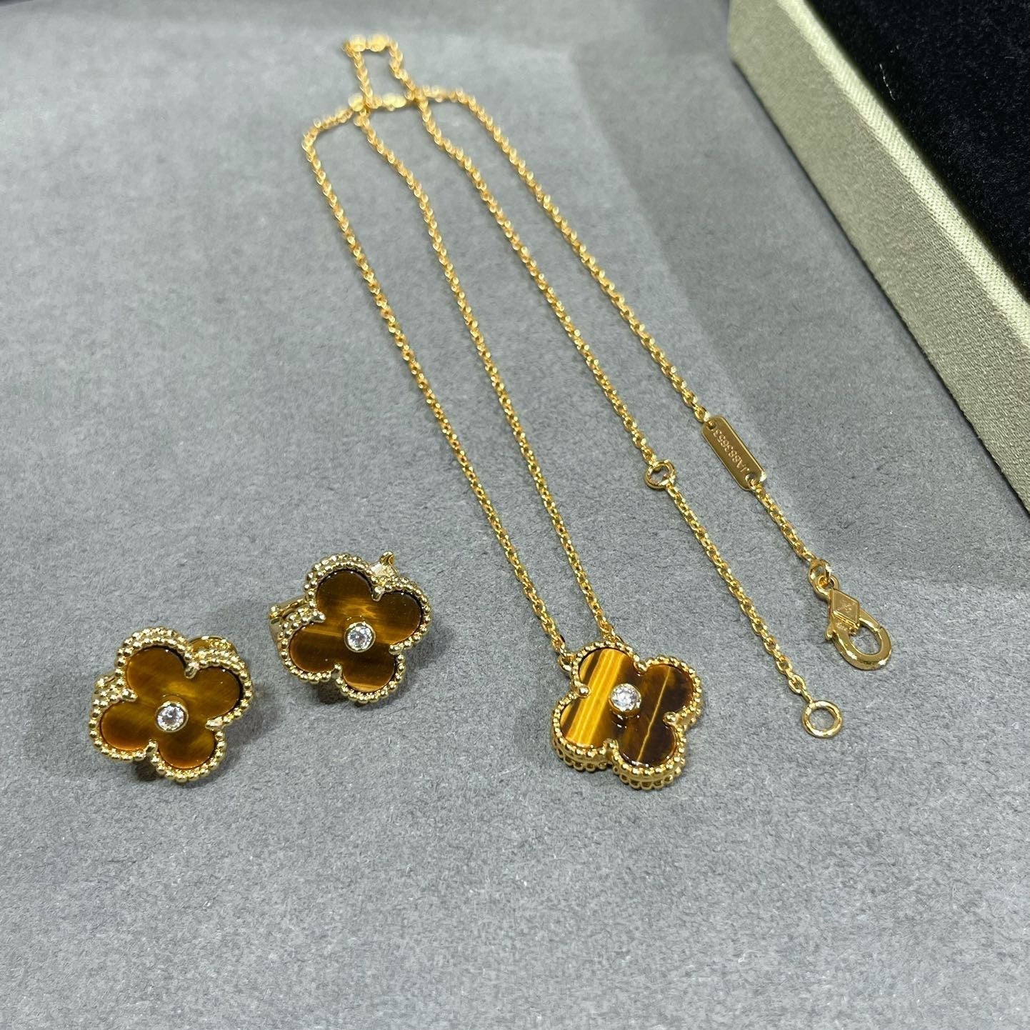 [Liorra]CLOVER 15MM DIAMOND AND YELLOW TIGER'S EYE AGATE necklace