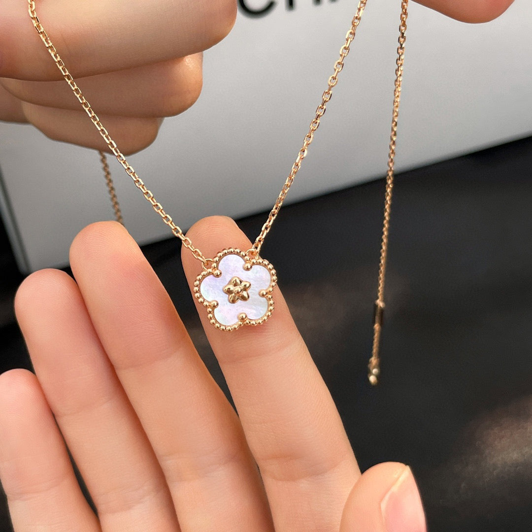 [Liorra]LUCKY  WHITE MOP  PLUM BLOSSOM NECKLACE