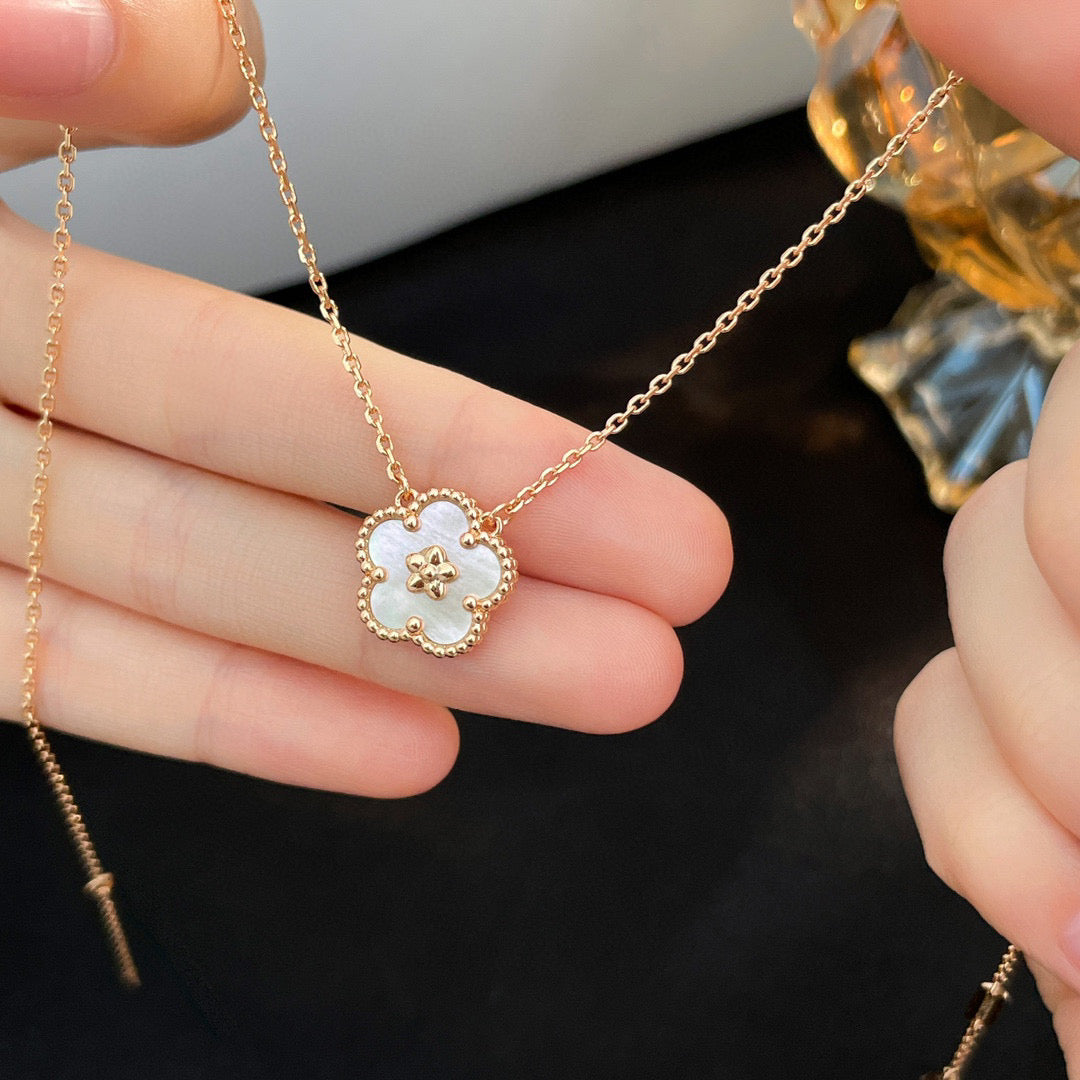 [Liorra]LUCKY  WHITE MOP  PLUM BLOSSOM NECKLACE