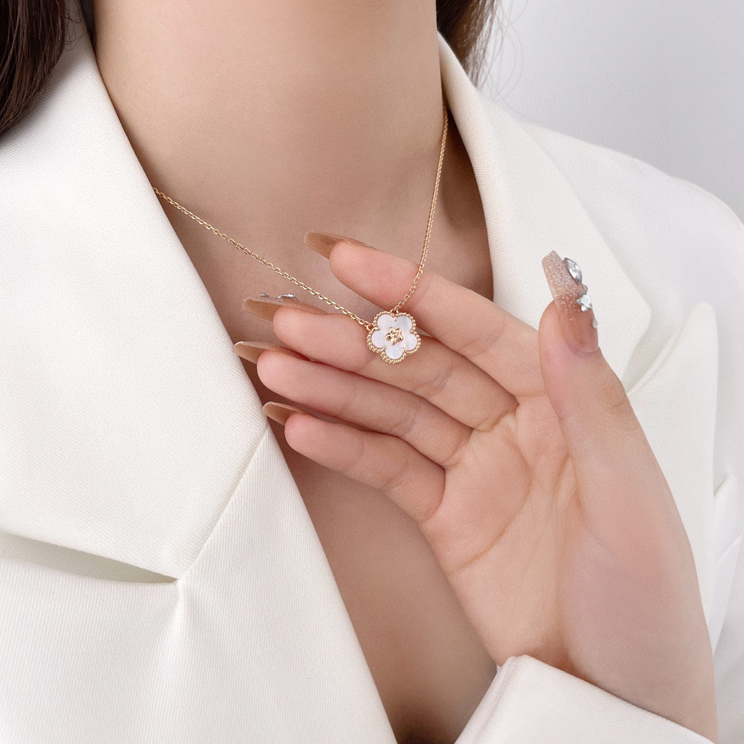 [Liorra]LUCKY  WHITE MOP  PLUM BLOSSOM NECKLACE