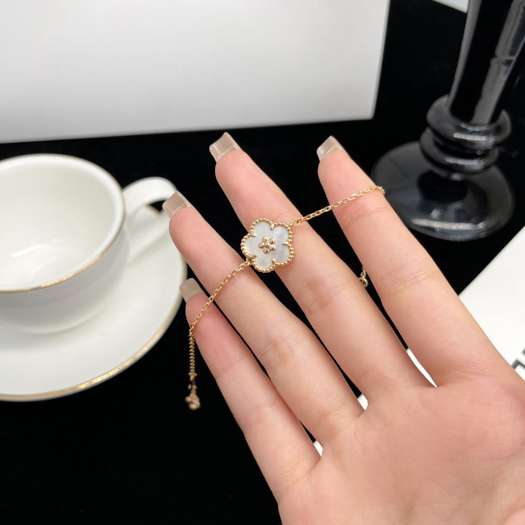 [Liorra]LUCKY WHITE MOP PLUM BLOSSOM  BRACELET