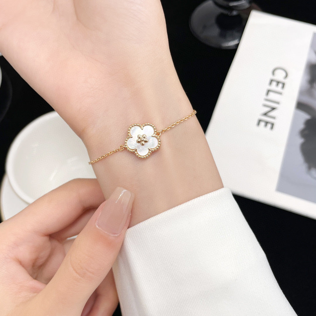 [Liorra]LUCKY WHITE MOP PLUM BLOSSOM  BRACELET