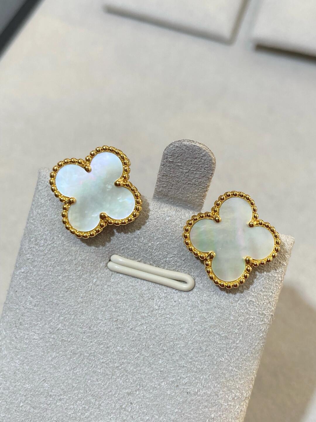 [Liorra] CLOVER LARGE (20mm) 1 MOTIFS WHITE MOP STUD EARRINGS