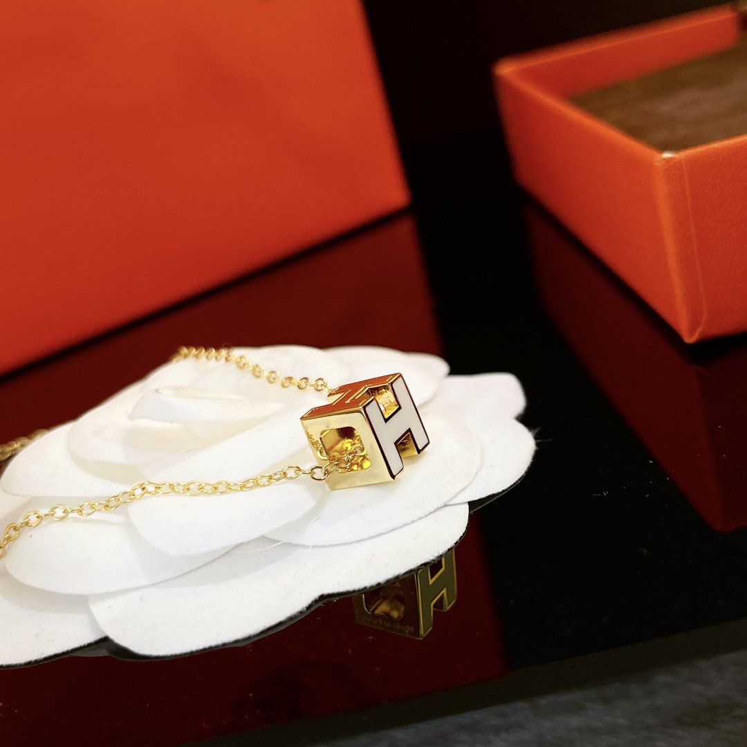 [Liorra]H WHITE SQUARE GOLD NECKLACE
