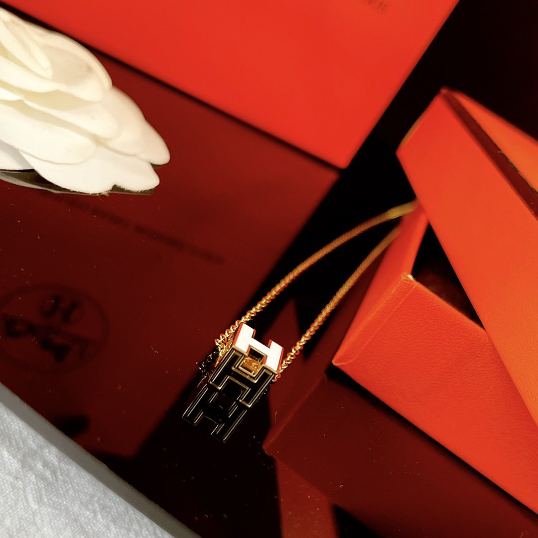 [Liorra]H WHITE SQUARE GOLD NECKLACE