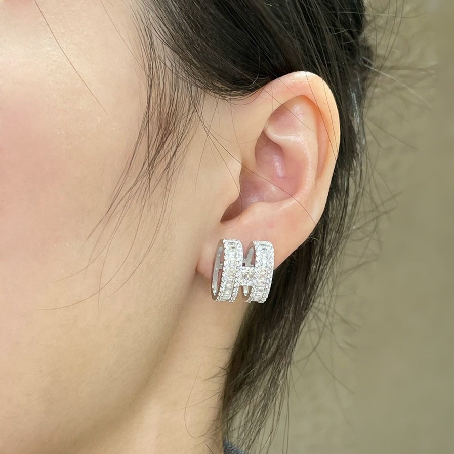 [Liorra]H STUD EARRINGS WITH SILVER DIAMONDS
