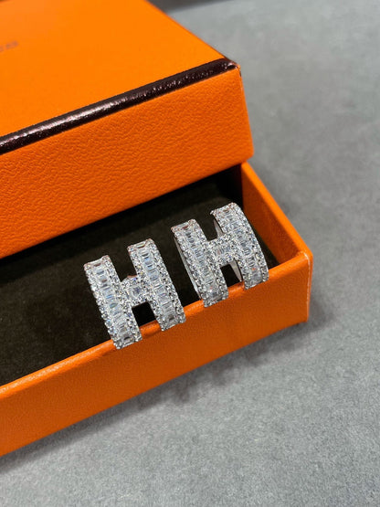 [Liorra]H STUD EARRINGS WITH SILVER DIAMONDS