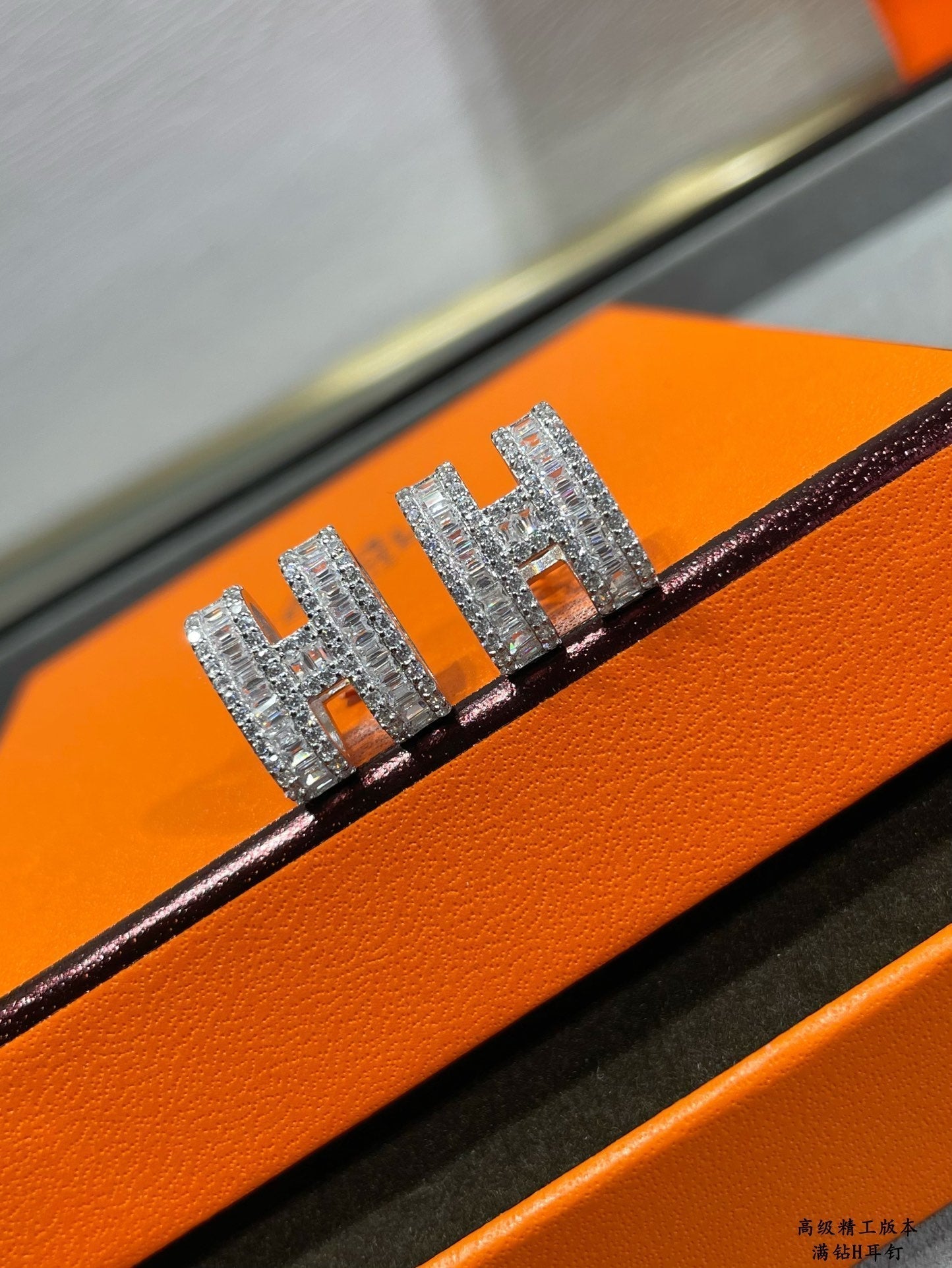 [Liorra]H STUD EARRINGS WITH SILVER DIAMONDS