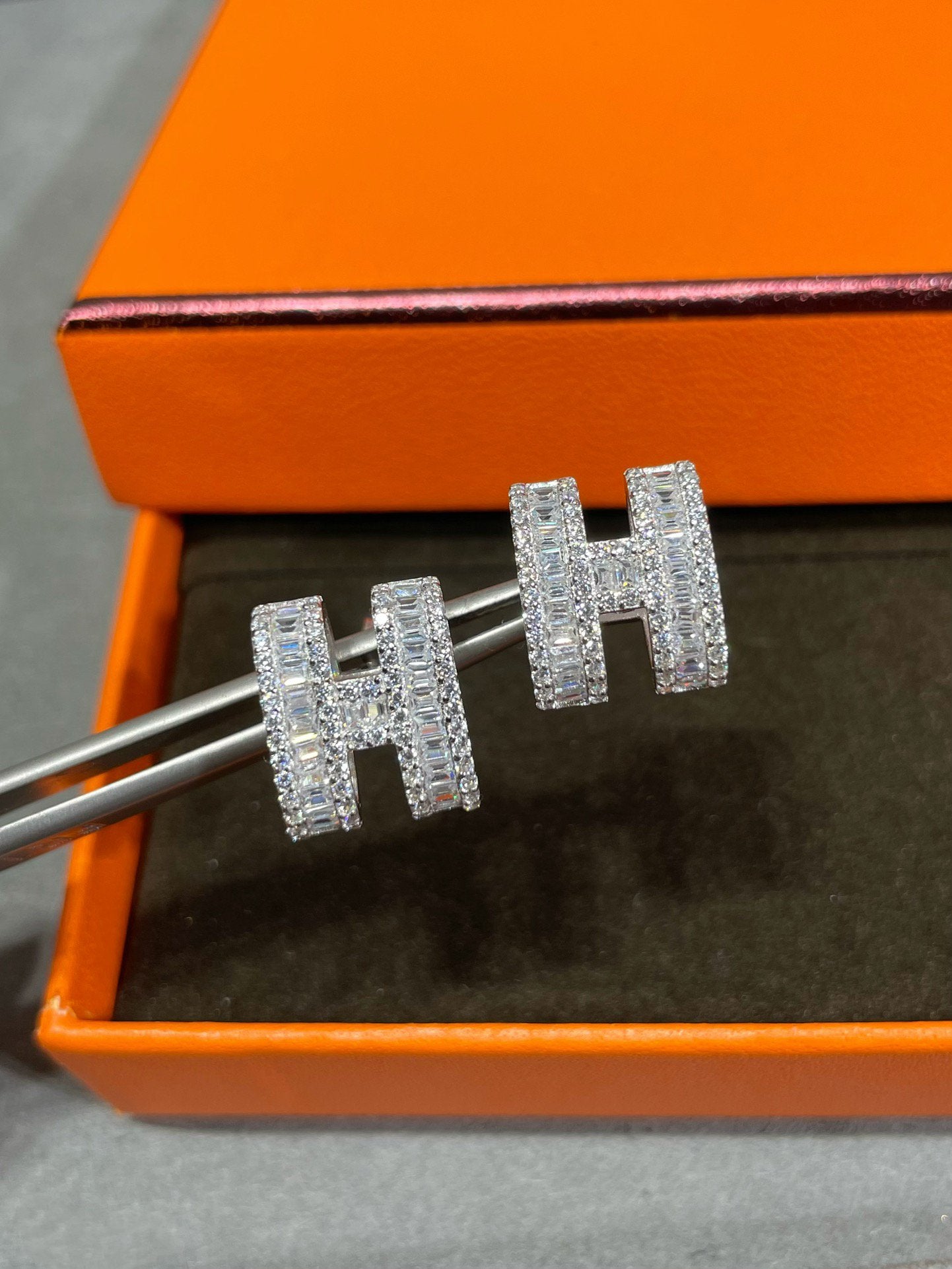 [Liorra]H STUD EARRINGS WITH SILVER DIAMONDS