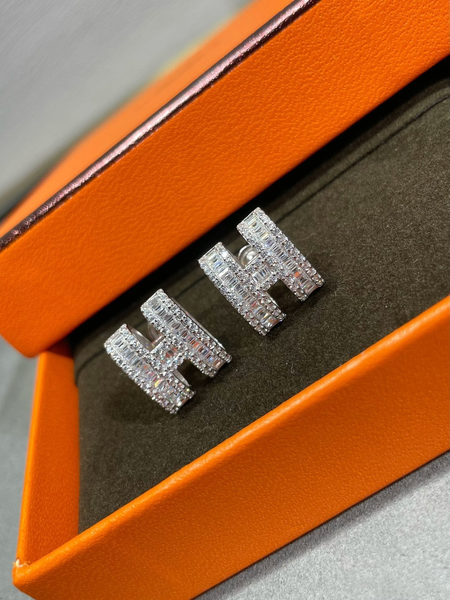 [Liorra]H STUD EARRINGS WITH SILVER DIAMONDS