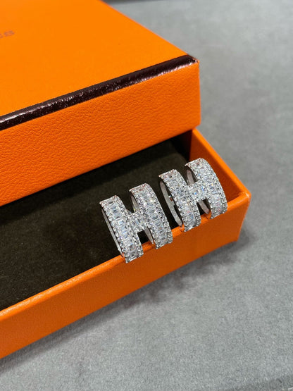 [Liorra]H STUD EARRINGS WITH SILVER DIAMONDS