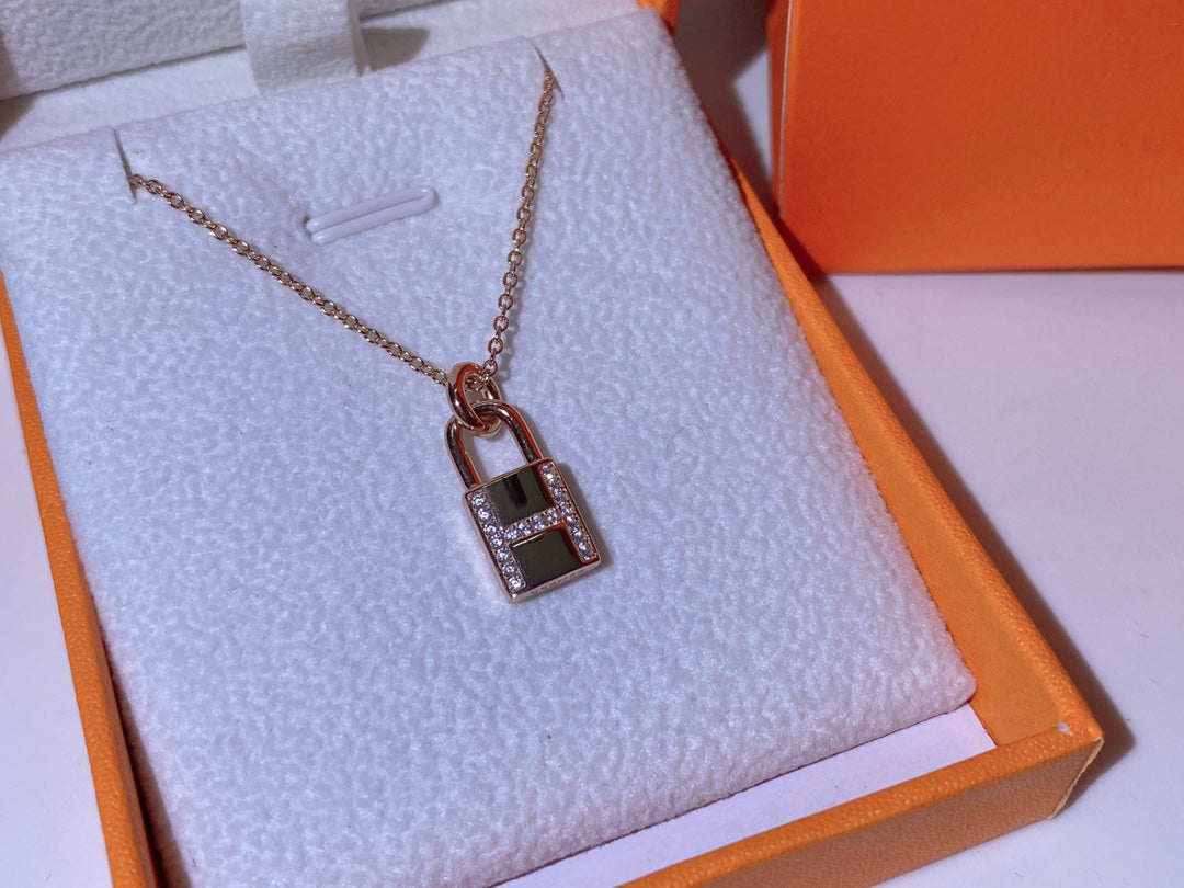 [Liorra]HM ADVANCED NICHE LOCK HEAD NECKLACE DIAMONDS