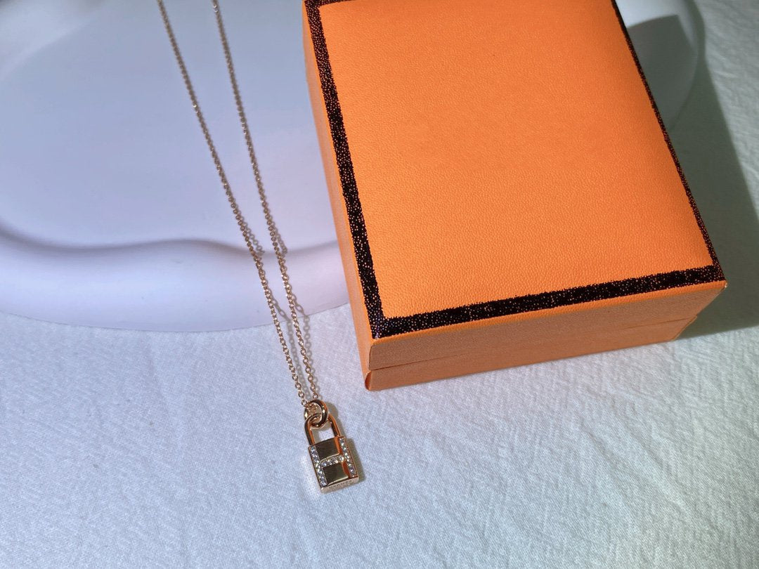 [Liorra]HM ADVANCED NICHE LOCK HEAD NECKLACE DIAMONDS