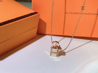 [Liorra]HM ADVANCED NICHE LOCK HEAD NECKLACE DIAMONDS