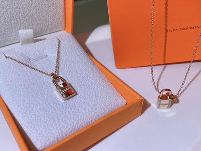 [Liorra]HM ADVANCED NICHE LOCK HEAD NECKLACE DIAMONDS