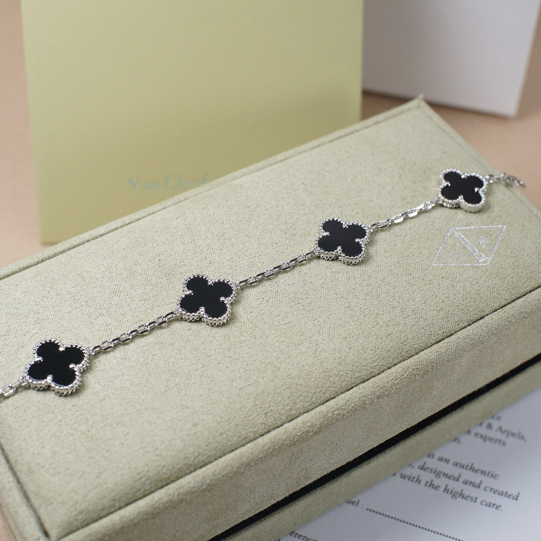 [Liorra] CLOVER 5 MOTIF ONYXS BRACELET COLLECTION
