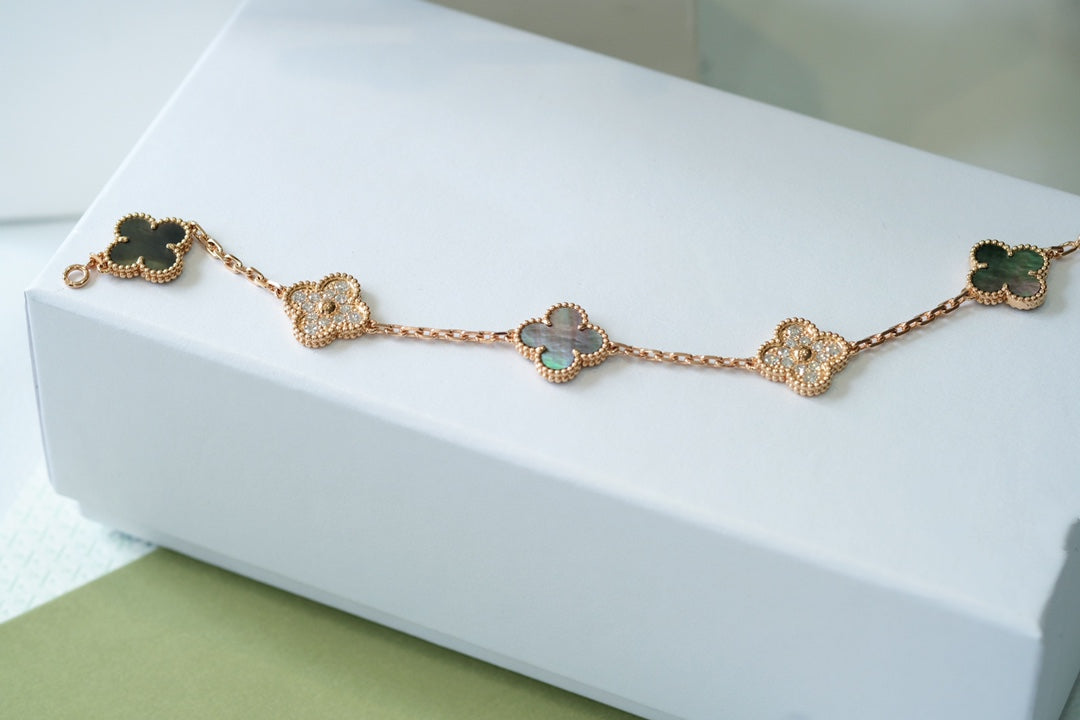 [Liorra] CLOVER 5 MOTIF GRAY MOP BRACELET COLLECTION