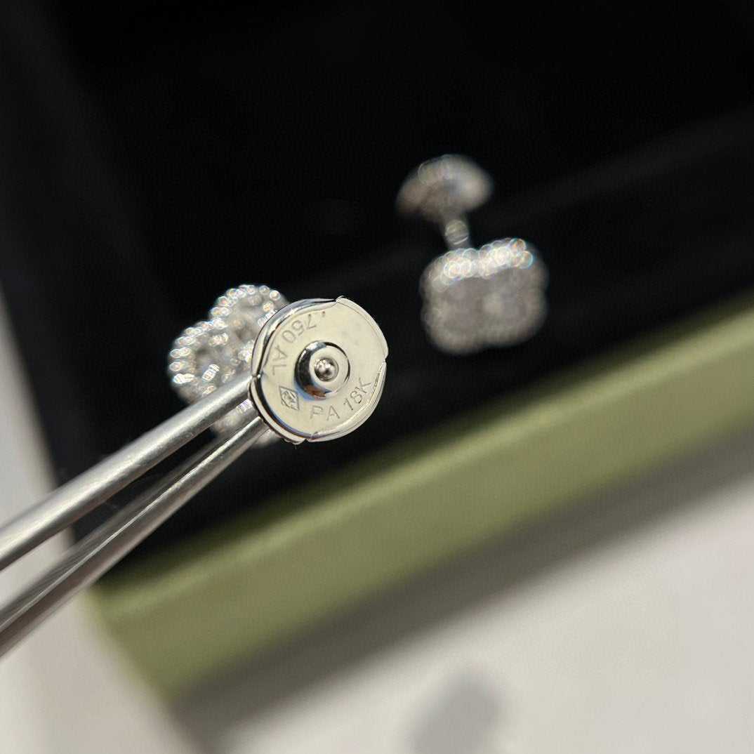 [Liorra]CLOVER MINI DIAMOND STUD EARRINGS