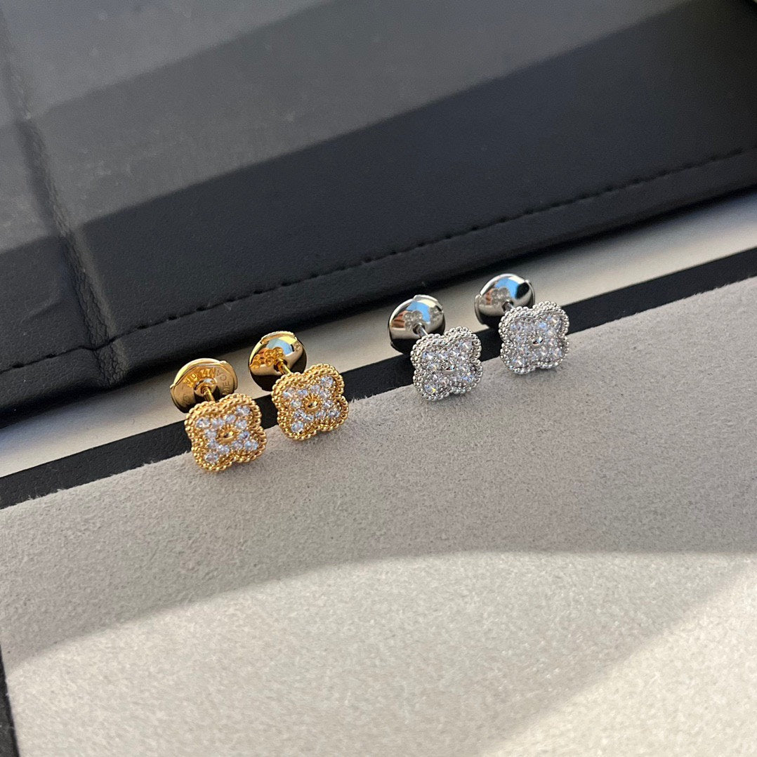 [Liorra]CLOVER MINI DIAMOND STUD EARRINGS