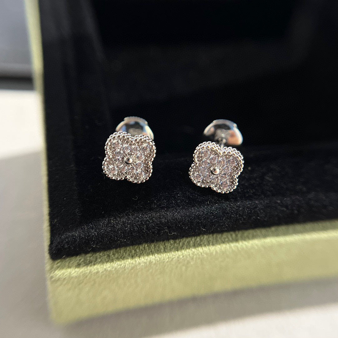 [Liorra]CLOVER MINI DIAMOND STUD EARRINGS