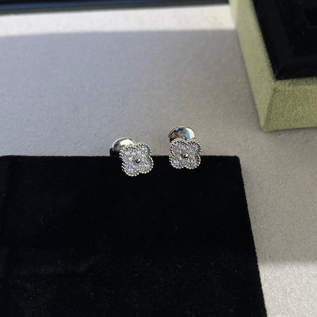 [Liorra]CLOVER MINI DIAMOND STUD EARRINGS