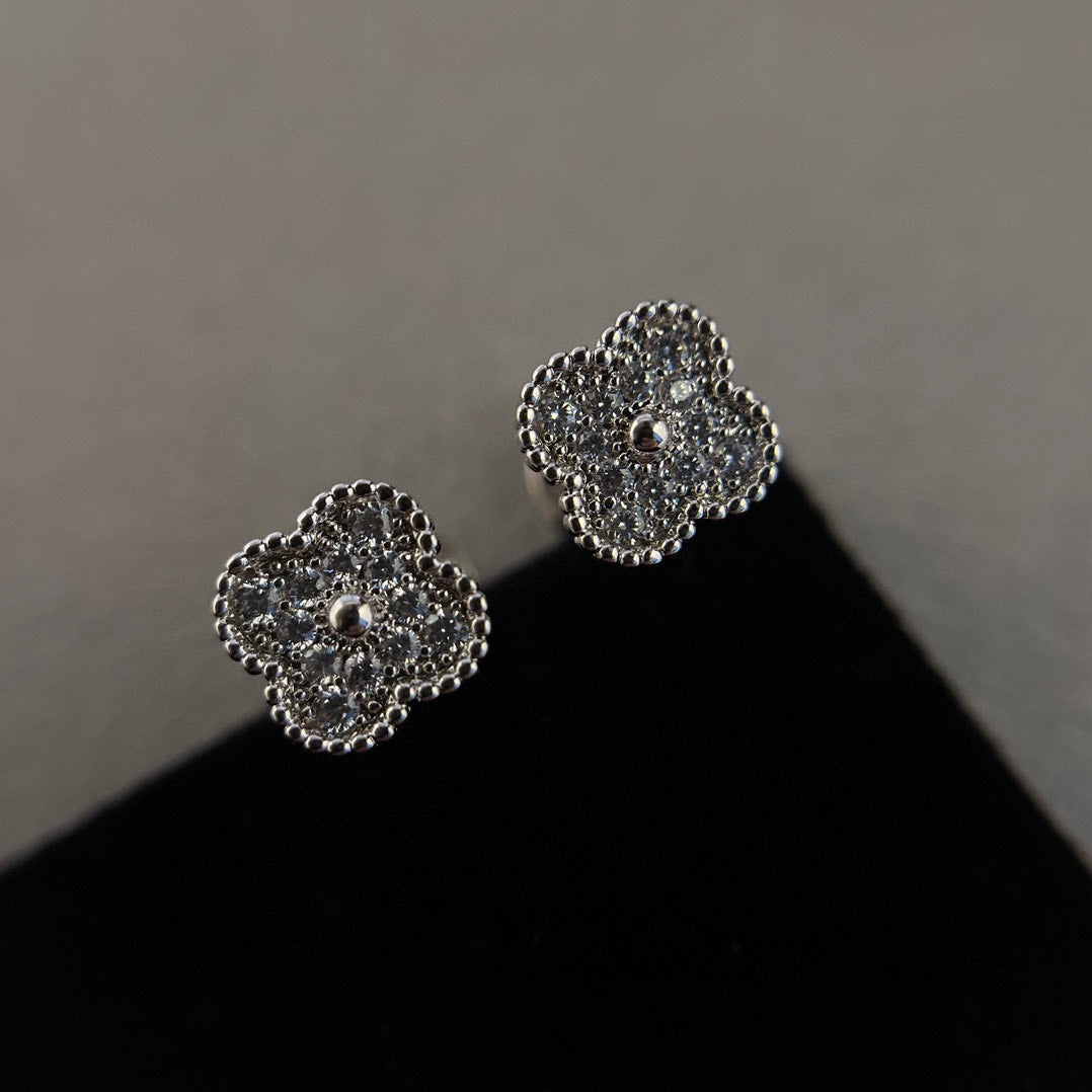 [Liorra]CLOVER MINI DIAMOND STUD EARRINGS