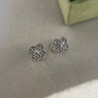 [Liorra]CLOVER MINI DIAMOND STUD EARRINGS