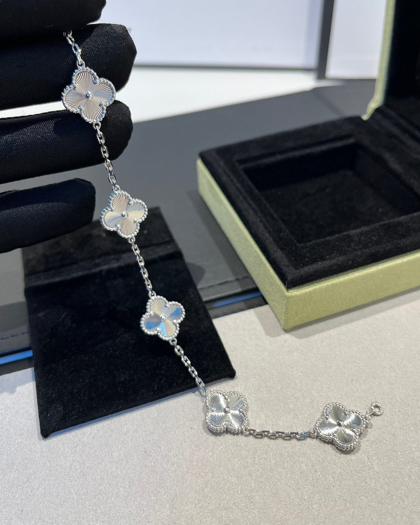 [Liorra] CLOVER 5 MOTIF LASER BRACELET COLLECTION