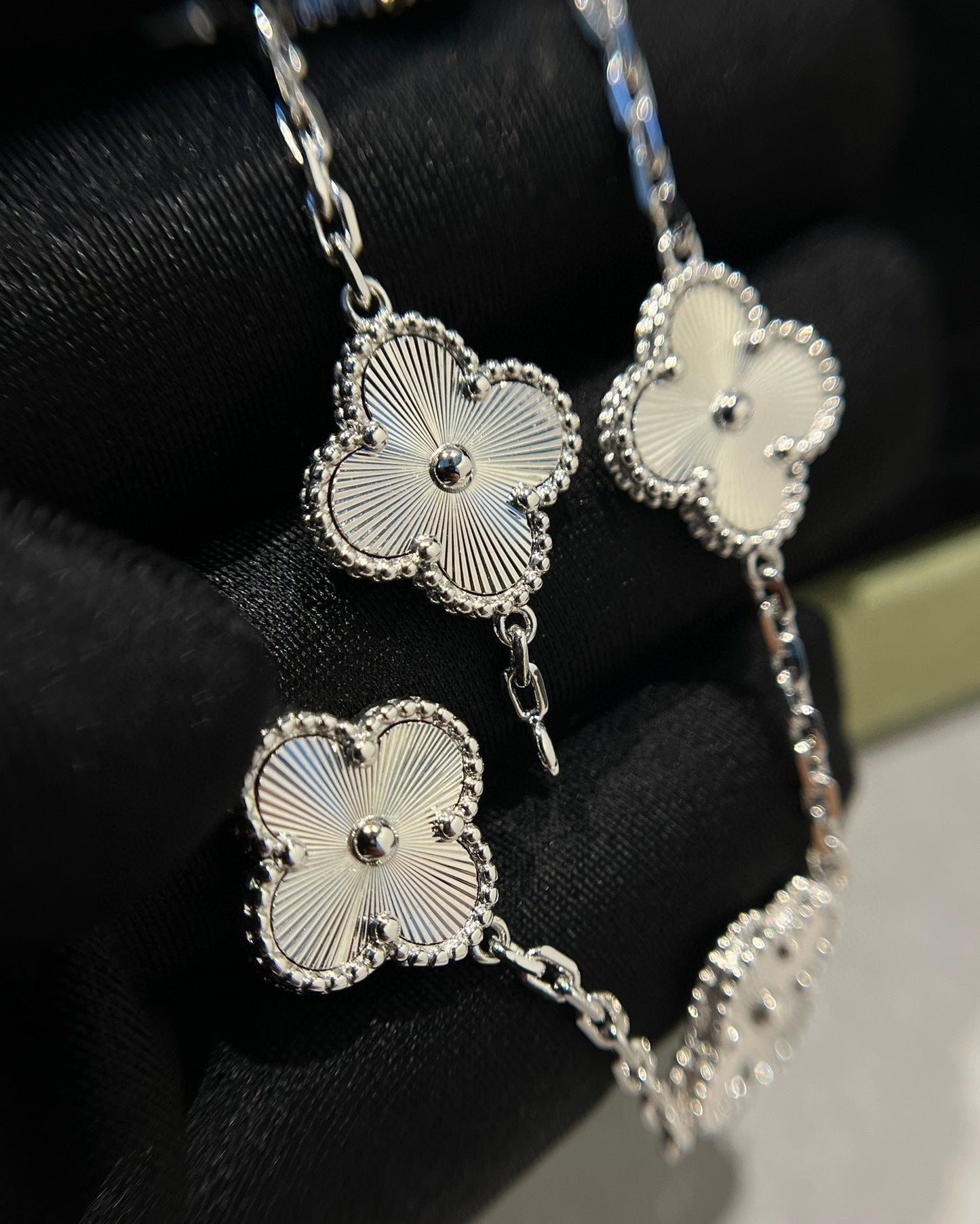 [Liorra] CLOVER 5 MOTIF LASER BRACELET COLLECTION