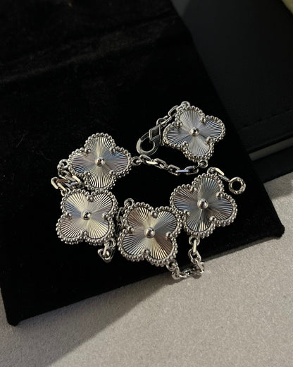 [Liorra] CLOVER 5 MOTIF LASER BRACELET COLLECTION