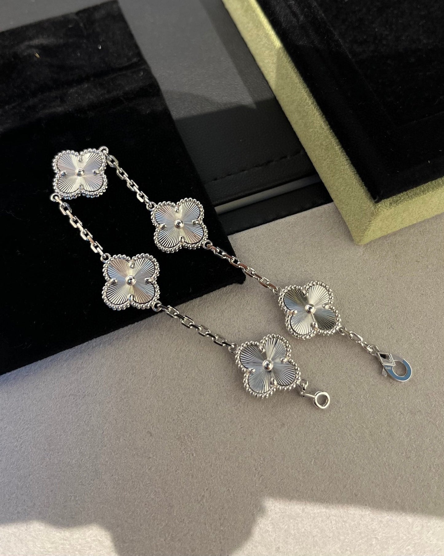 [Liorra] CLOVER 5 MOTIF LASER BRACELET COLLECTION